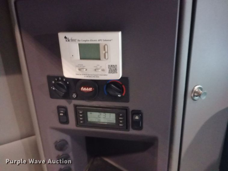 image for item DH1409 2016 Peterbilt  579 semi truck