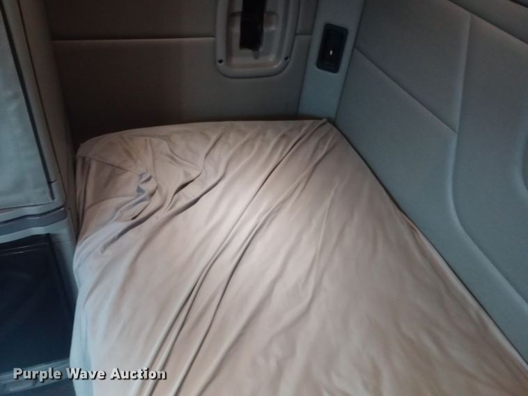 image for item DH1409 2016 Peterbilt  579 semi truck