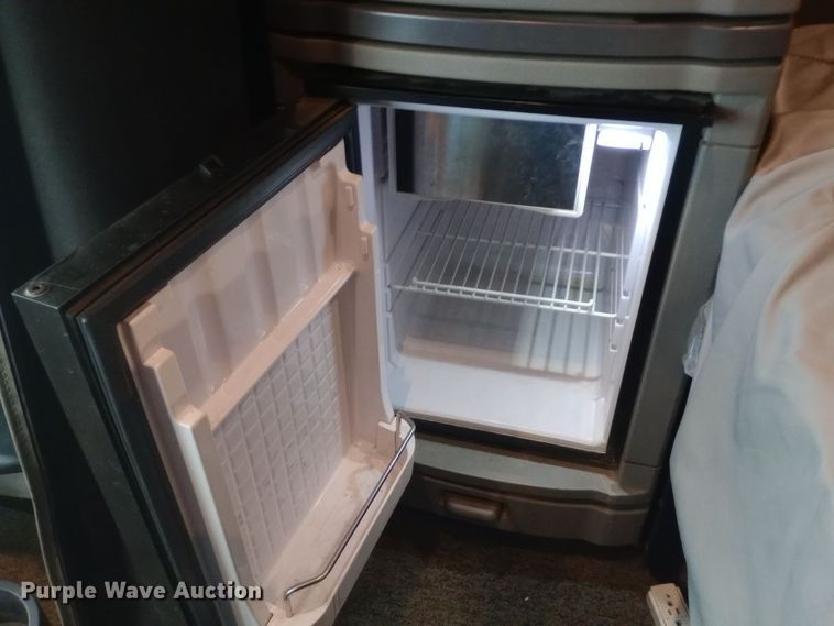 image for item DH1409 2016 Peterbilt  579 semi truck