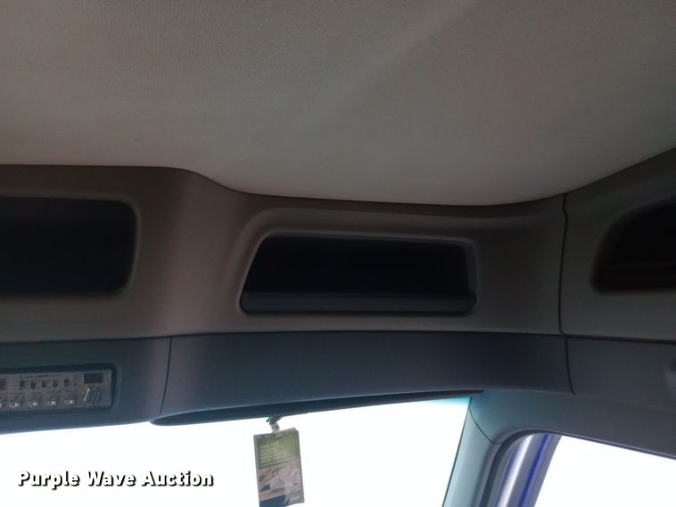 image for item DH1409 2016 Peterbilt  579 semi truck