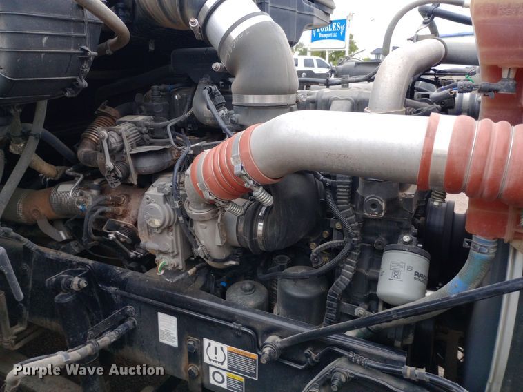 image for item DH1409 2016 Peterbilt  579 semi truck