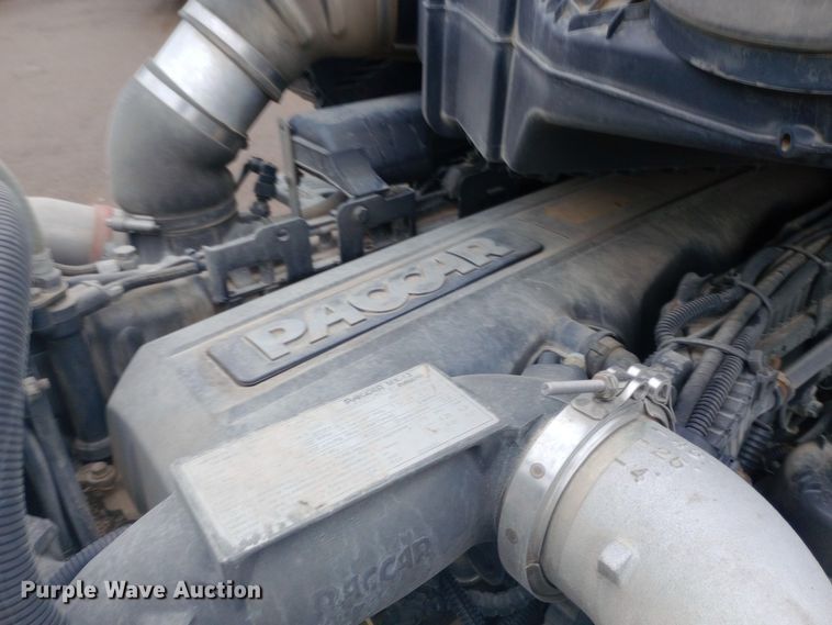 image for item DH1409 2016 Peterbilt  579 semi truck