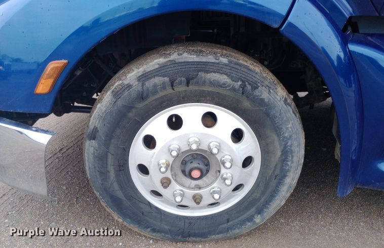 image for item DH1409 2016 Peterbilt  579 semi truck