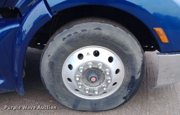 image for item DH1409 2016 Peterbilt  579 semi truck