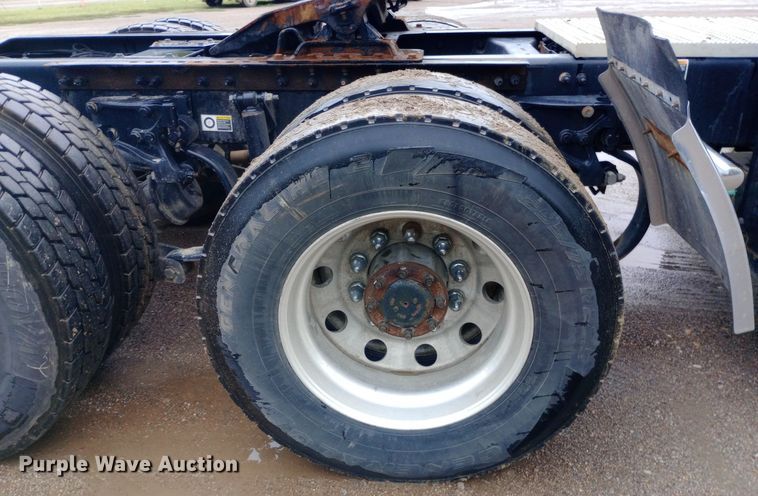 image for item DH1409 2016 Peterbilt  579 semi truck