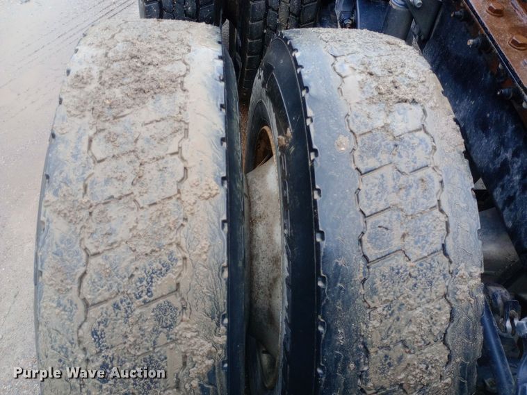 image for item DH1409 2016 Peterbilt  579 semi truck