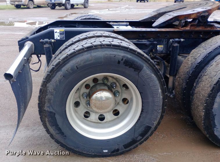 image for item DH1409 2016 Peterbilt  579 semi truck