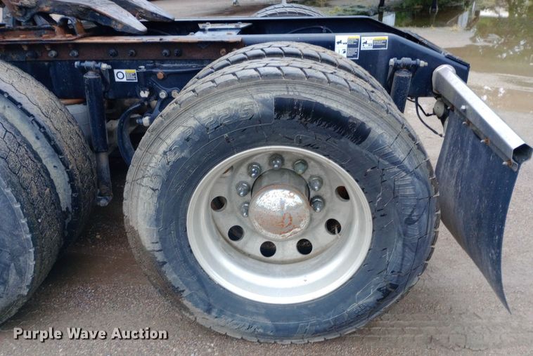 image for item DH1409 2016 Peterbilt  579 semi truck