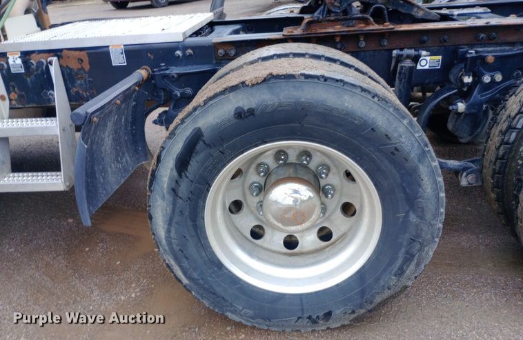 image for item DH1409 2016 Peterbilt  579 semi truck