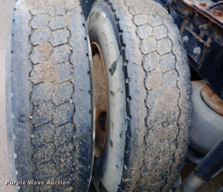 image for item DH1409 2016 Peterbilt  579 semi truck