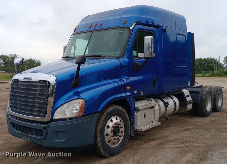 image for item DH1410 2013 Freightliner  Cascadia  semi truck
