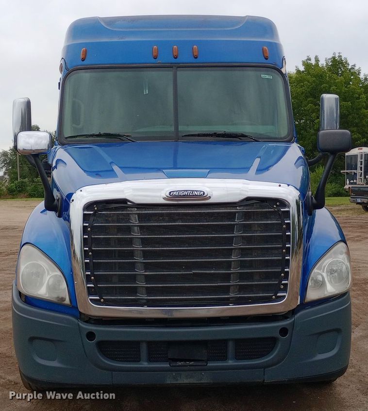 image for item DH1410 2013 Freightliner  Cascadia  semi truck