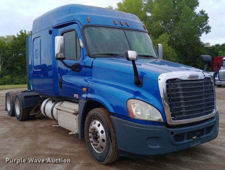image for item DH1410 2013 Freightliner  Cascadia  semi truck