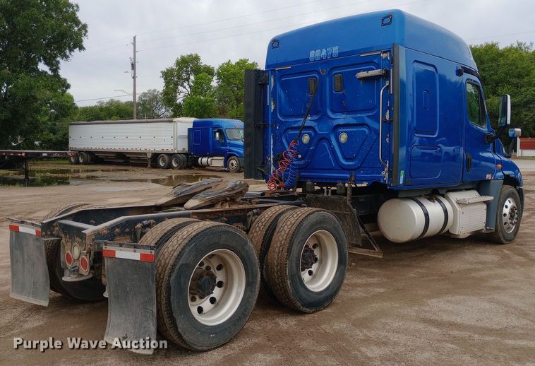 image for item DH1410 2013 Freightliner  Cascadia  semi truck