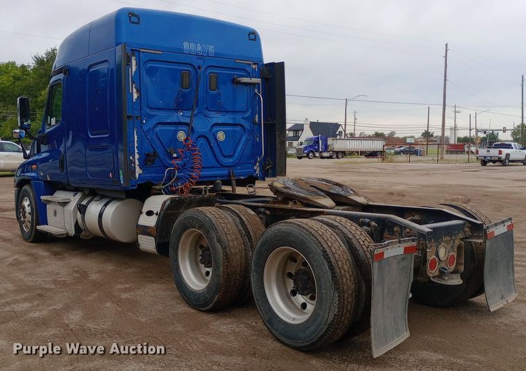 image for item DH1410 2013 Freightliner  Cascadia  semi truck