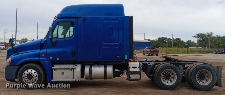 image for item DH1410 2013 Freightliner  Cascadia  semi truck