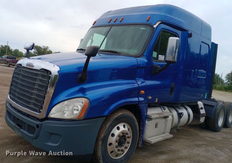 image for item DH1410 2013 Freightliner  Cascadia  semi truck