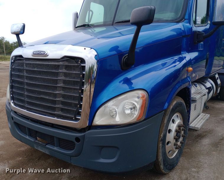 image for item DH1410 2013 Freightliner  Cascadia  semi truck