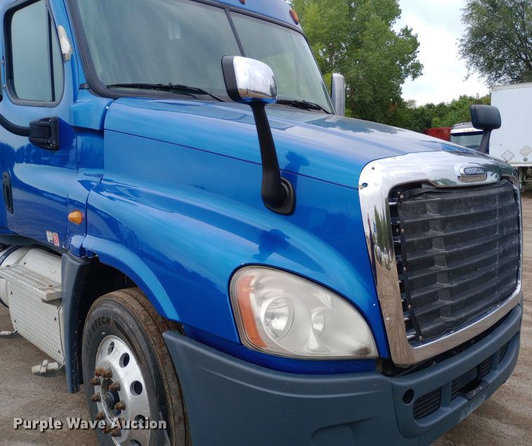 image for item DH1410 2013 Freightliner  Cascadia  semi truck