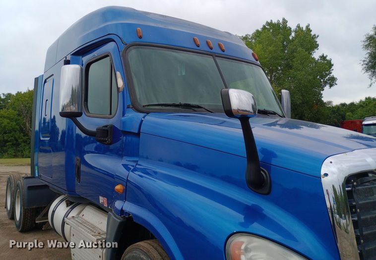 image for item DH1410 2013 Freightliner  Cascadia  semi truck
