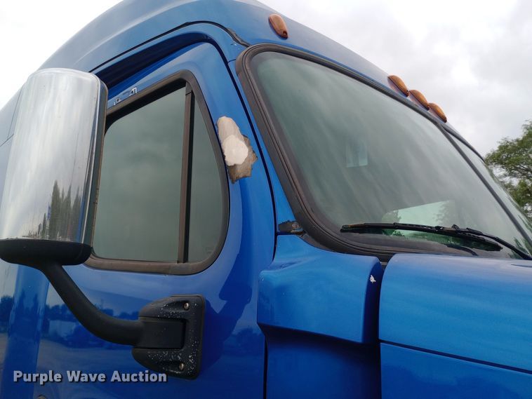 image for item DH1410 2013 Freightliner  Cascadia  semi truck