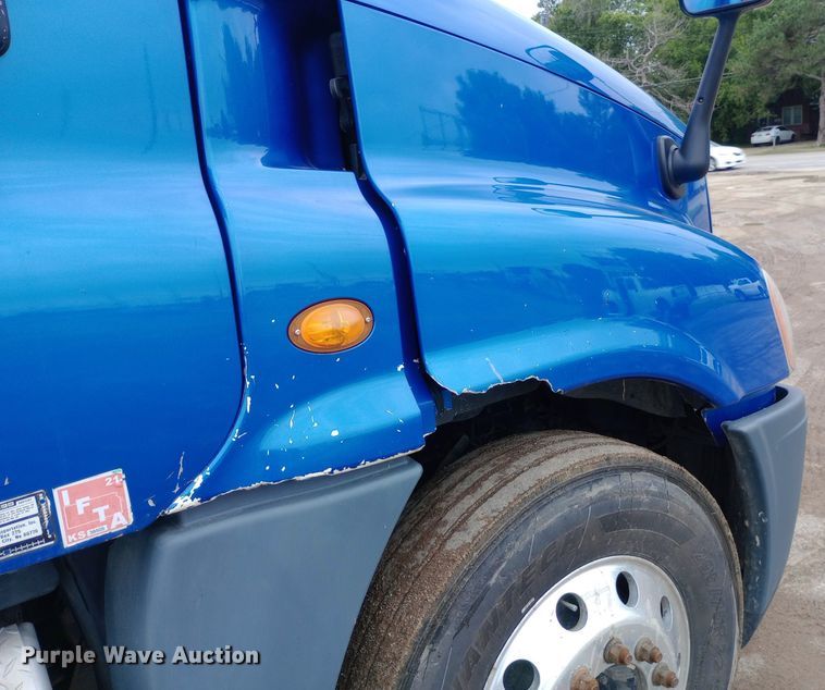 image for item DH1410 2013 Freightliner  Cascadia  semi truck