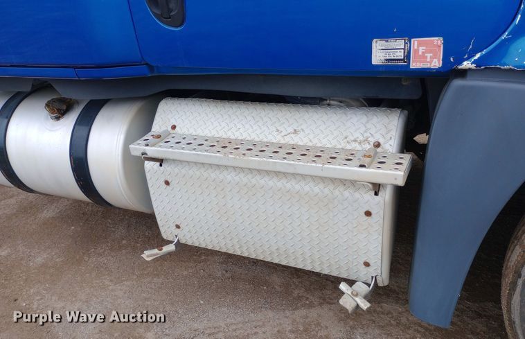 image for item DH1410 2013 Freightliner  Cascadia  semi truck