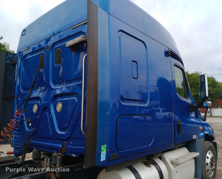 image for item DH1410 2013 Freightliner  Cascadia  semi truck