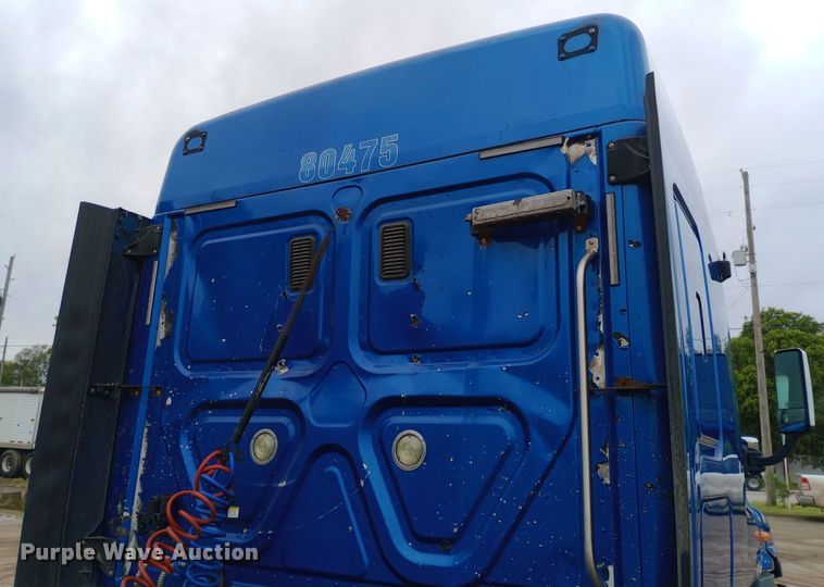 image for item DH1410 2013 Freightliner  Cascadia  semi truck