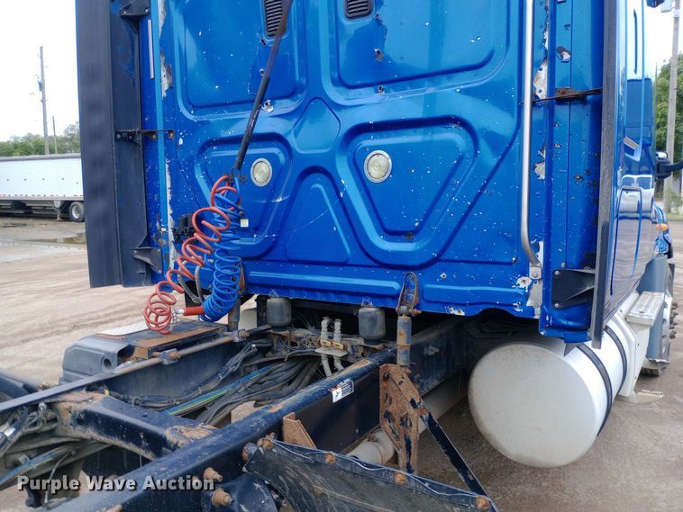 image for item DH1410 2013 Freightliner  Cascadia  semi truck