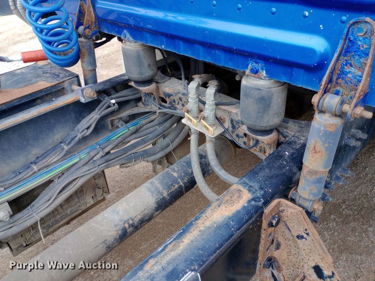 image for item DH1410 2013 Freightliner  Cascadia  semi truck