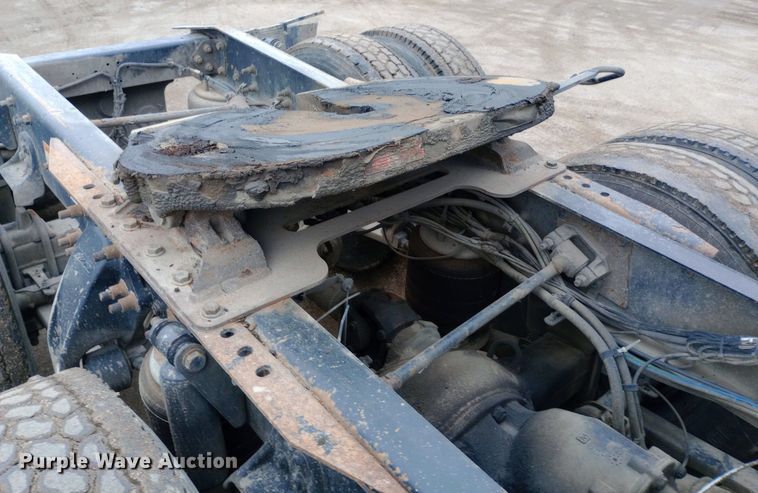 image for item DH1410 2013 Freightliner  Cascadia  semi truck