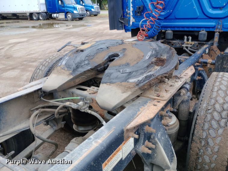 image for item DH1410 2013 Freightliner  Cascadia  semi truck