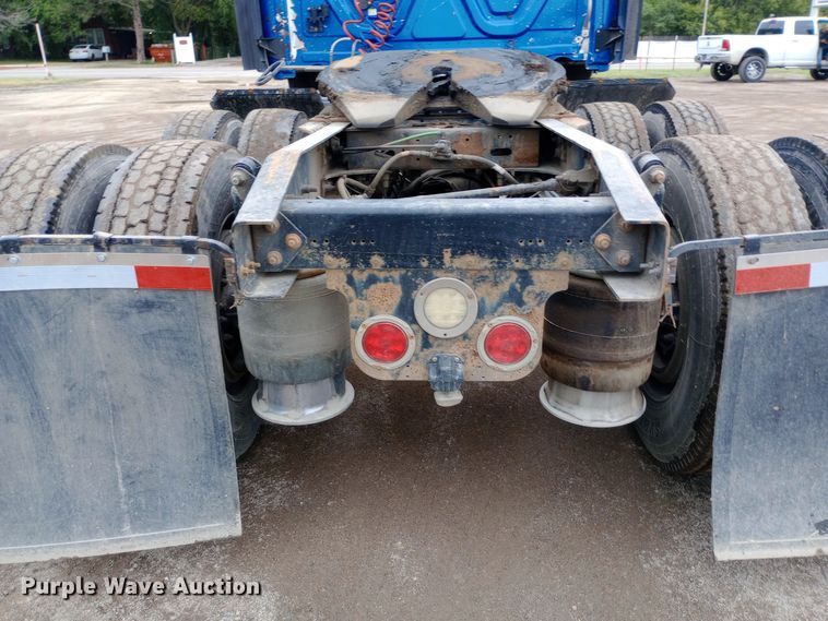 image for item DH1410 2013 Freightliner  Cascadia  semi truck