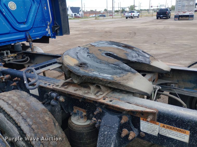 image for item DH1410 2013 Freightliner  Cascadia  semi truck