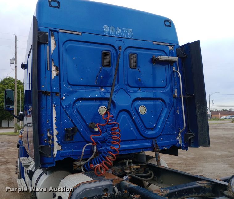 image for item DH1410 2013 Freightliner  Cascadia  semi truck