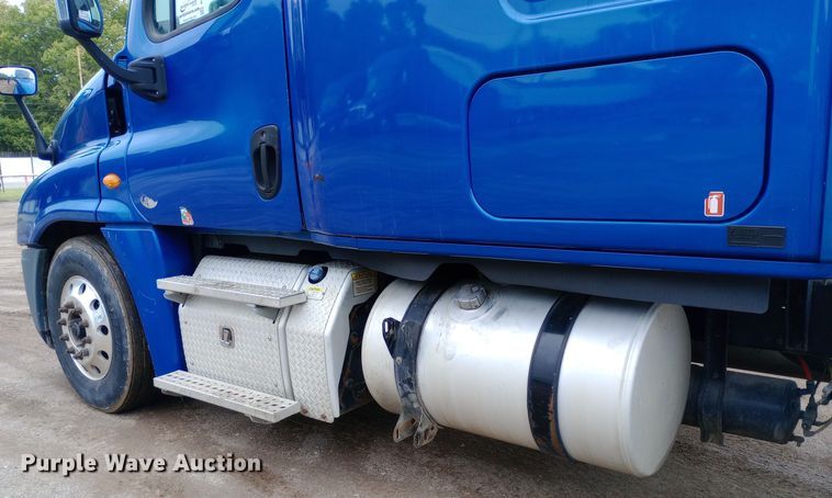 image for item DH1410 2013 Freightliner  Cascadia  semi truck