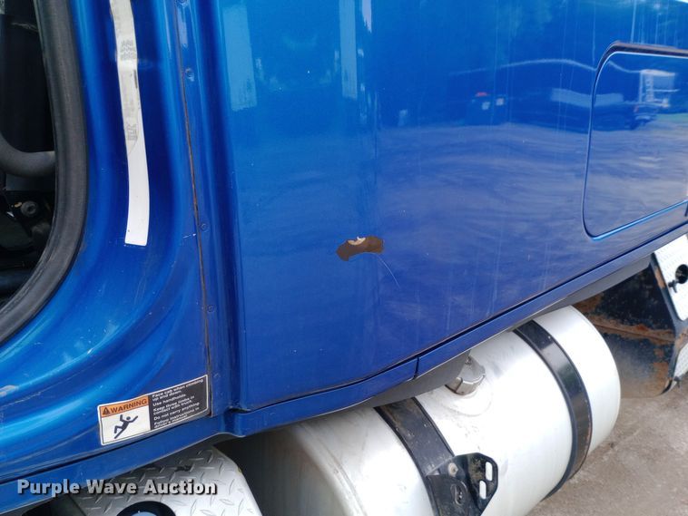 image for item DH1410 2013 Freightliner  Cascadia  semi truck