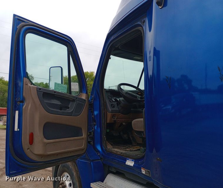 image for item DH1410 2013 Freightliner  Cascadia  semi truck