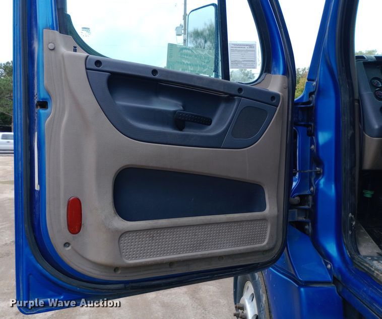 image for item DH1410 2013 Freightliner  Cascadia  semi truck