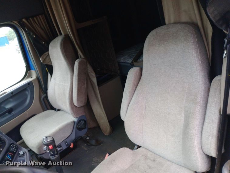 image for item DH1410 2013 Freightliner  Cascadia  semi truck