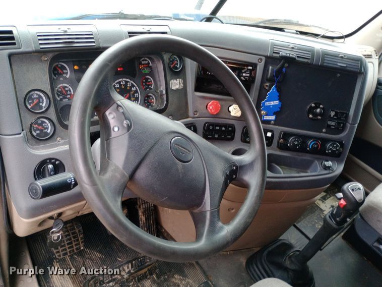 image for item DH1410 2013 Freightliner  Cascadia  semi truck