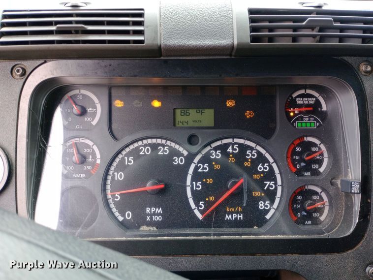 image for item DH1410 2013 Freightliner  Cascadia  semi truck