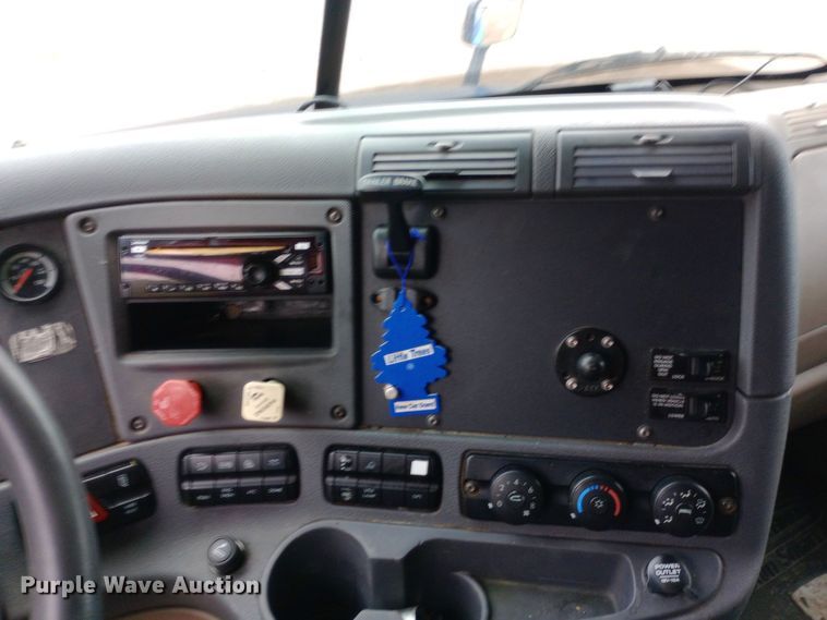 image for item DH1410 2013 Freightliner  Cascadia  semi truck