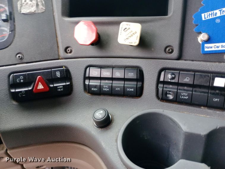 image for item DH1410 2013 Freightliner  Cascadia  semi truck