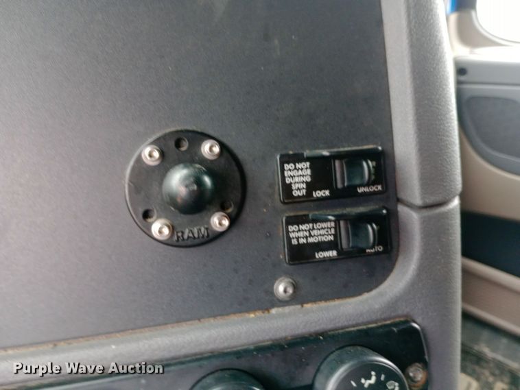 image for item DH1410 2013 Freightliner  Cascadia  semi truck