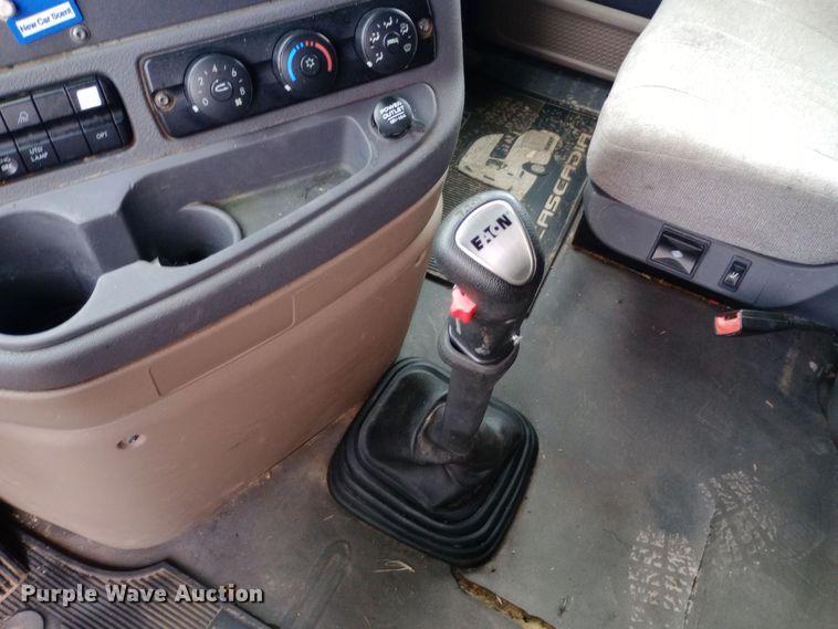 image for item DH1410 2013 Freightliner  Cascadia  semi truck