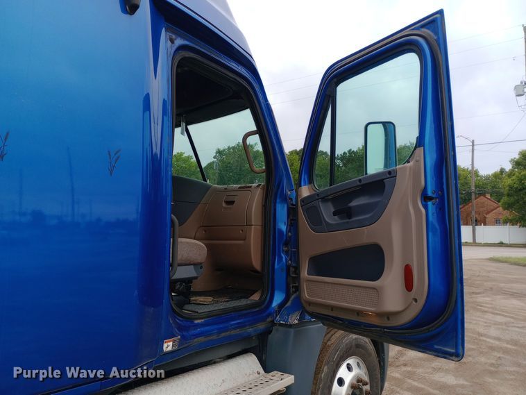 image for item DH1410 2013 Freightliner  Cascadia  semi truck