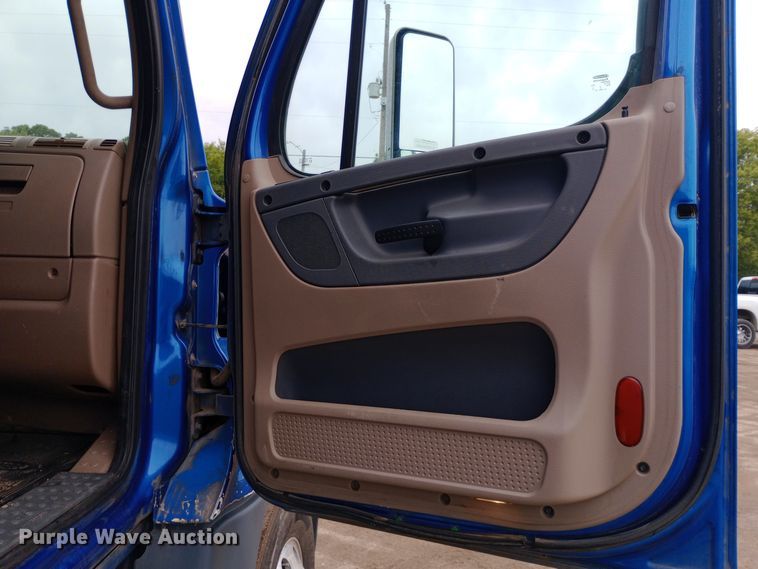 image for item DH1410 2013 Freightliner  Cascadia  semi truck