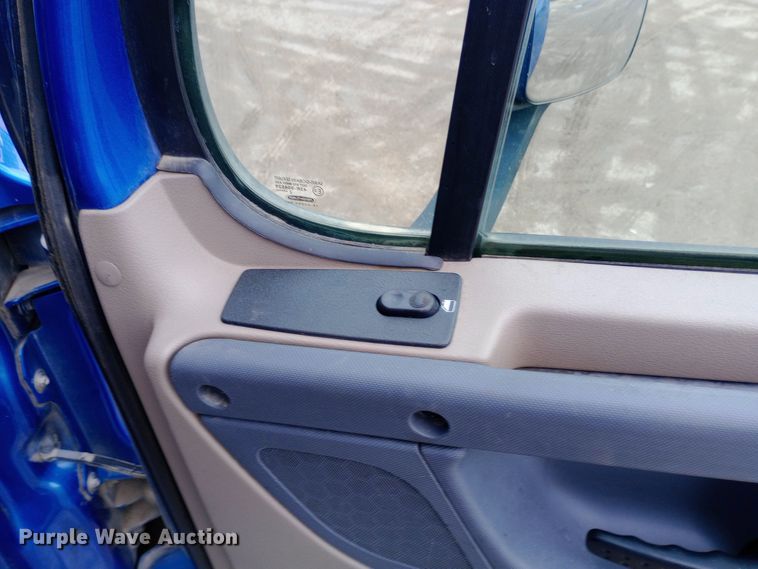 image for item DH1410 2013 Freightliner  Cascadia  semi truck